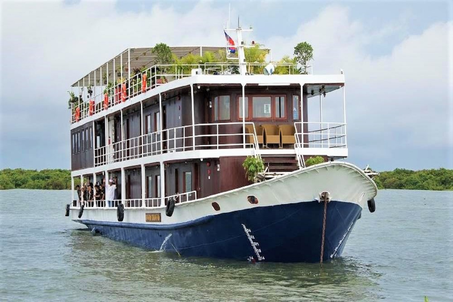 Luxury cruises from Siem Reap via Phnom Penh to Saigon